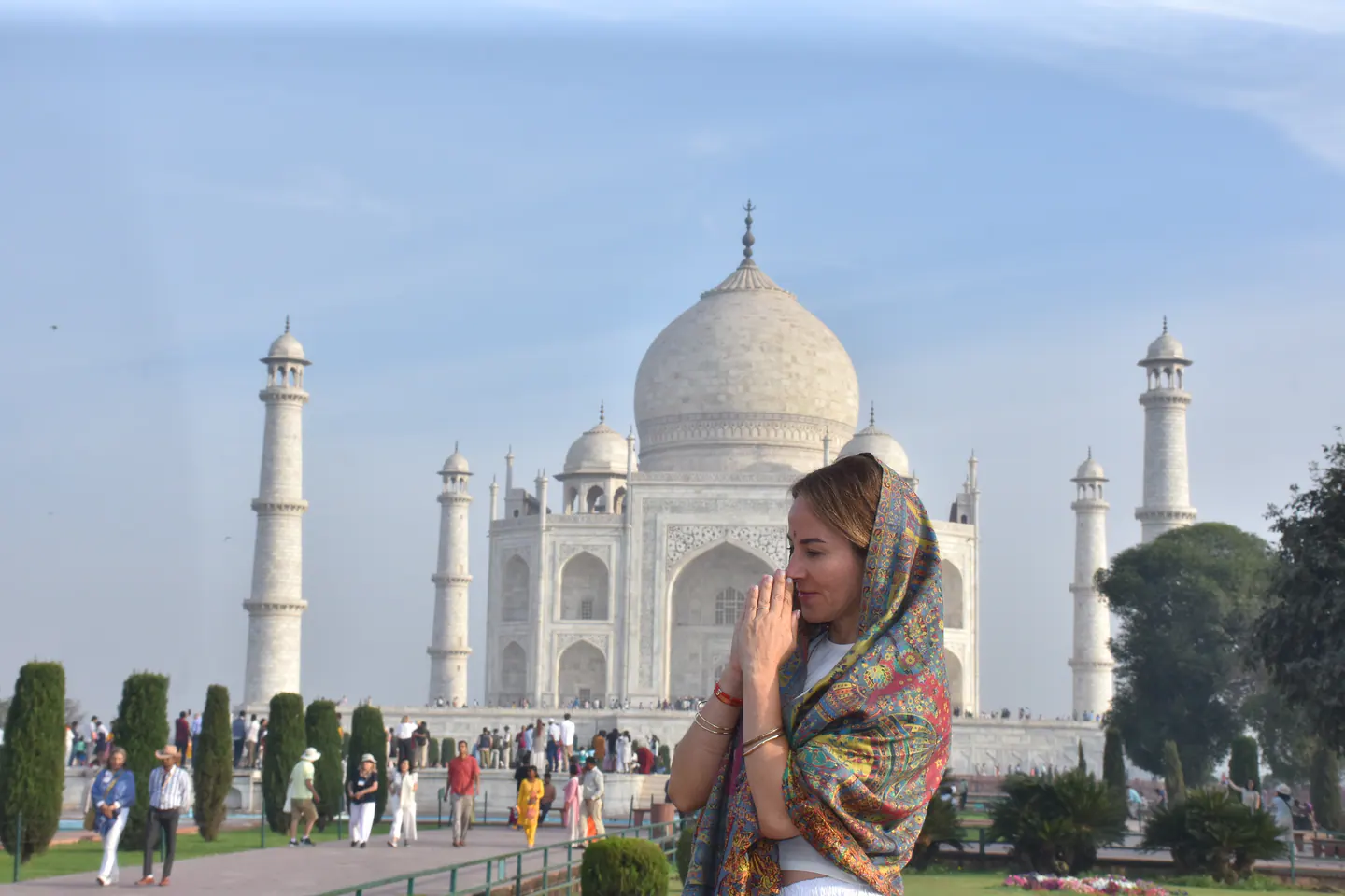 Integrante de Inspira Yoga frente al Taj Mahal durante una experiencia en India del Norte